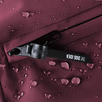 Schwarzer Stoff mit dem Text "COOLMAX® ACTIVE WEAR (INNENFUTTER) MAXIMALE PERFORMANCE" und in deutscher Sprache aufgelisteten Eigenschaften.