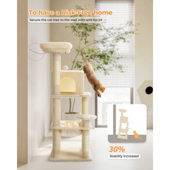 Ein beiger Katzenbaum mit Ebenen und einer Hängematte, plus einer springenden Katze. Text empfiehlt, ihn zur Sicherheit an der Wand zu sichern. Stabilitätssteigerungssymbol gezeigt.