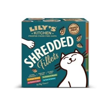 Nassfutter Katze Shredded Fillets Multipack 8x70 g Verpackung von Lily's Kitchen Katzenfutter mit einer lächelnden Katze, die 2x Einfaches Huhn, 2x Huhn & Schinken, 2x Thunfisch & Lachs, 8x70g Dosen zeigt.