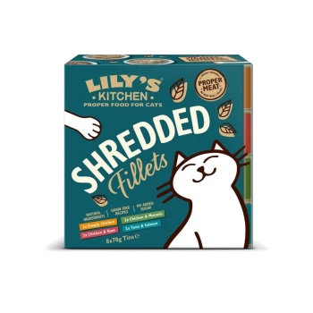 Verpackung von Lily's Kitchen Katzenfutter mit einer lächelnden Katze, die 2x Einfaches Huhn, 2x Huhn & Schinken, 2x Thunfisch & Lachs, 8x70g Dosen zeigt.