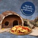 Holz-Tierhaus mit einem Teller getrockneter Fruchtleckerlis und dem Text „Ideal als Hauptfutter-Ergänzung“ in einem blauen Kreis.