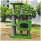 Ein grüner Katzenbaum mit mehreren Ebenen und Kratzpfosten, mit Kunstgras und einem gemütlichen Versteck, im Freien mit Grün im Hintergrund aufgestellt.