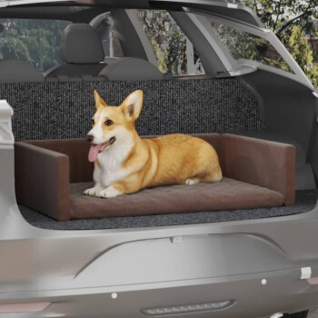 Ein glücklicher Corgi, der auf einem braunen Haustierbett im hinteren Teil eines Autos entspannt, mit einem grauen gemusterten Hintergrund und einem sonnigen Ausblick nach draußen.