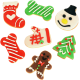 Verschiedene weihnachtlich gestaltete Hundeleckerlis in Form von Strumpf, Knochen, Handschuh, Schneemann, Weihnachtsbaum und Lebkuchenmann.