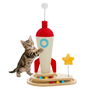 Getigerte Kätzchen spielt mit einem raketenförmigen Kratzspielzeug mit bunten Bällen und einem gelben Stern auf einer Feder.