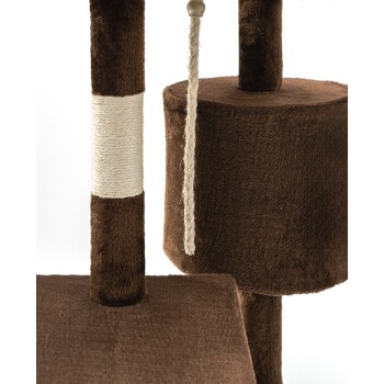 Nahaufnahme eines braunen Katzenbaums mit einer strukturierten Basis, einem mit Naturfaser umwickelten Kratzbaum und einem hängenden Seilspielzeug.