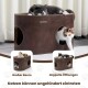 Sonnendurchflutetes Wohnzimmer mit beigem Sofa und rundem Tisch, brauner PetRein Katzenwürfel mit grauer Katze oben und einer dreifarbigen Katze innen.