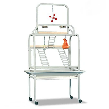 Freisitz New Moonlite hellgrau Ein mehrstöckiger Haustierkäfig mit Leitern, einem hängenden Spielzeug und einer orangefarbenen Tasche, entworfen für kleine Tiere, auf Rädern für einfache Mobilität.