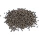 Eine Nahaufnahme eines Haufens kleiner, dunkelbrauner Haustierfutterpellets auf einem weißen Hintergrund, die ihre einheitliche Form und Textur zeigt.