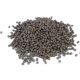 Eine Nahaufnahme eines Haufens kleiner, dunkelbrauner Haustierfutterpellets auf einem weißen Hintergrund, die ihre einheitliche Form und Textur zeigt.