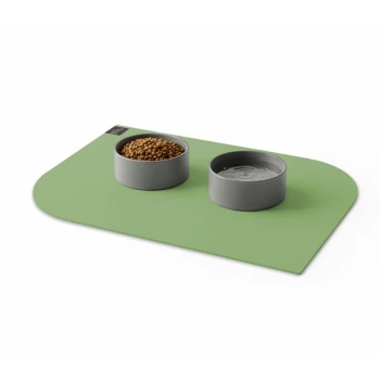 Graue Futter- und Wassernäpfe auf einer grünen rechteckigen Matte mit einem kleinen schwarzen Etikett in der Ecke.