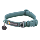 Ein türkisfarbener Hundehalsband von Ruffwear mit einem metallischen D-Ring und einem Tag mit einem Glockensymbol, entworfen für die Sicherheit und den Komfort von Haustieren.