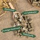 Grüne Tierpellets in einer Holzschaufel auf Jute; Text: vitaminreich, mit Apfeltrester, fruchtiger Geschmack, Ballaststoffe