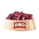 Eine beige Haustierfutterschüssel gefüllt mit Stücken rohen Fleisches, mit dem Markennamen "DIBO" und dem Slogan "Für die Besten das Beste."