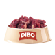 Eine beige Haustierfutterschüssel gefüllt mit Stücken rohen Fleisches, mit dem Markennamen "DIBO" und dem Slogan "Für die Besten das Beste."