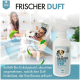 Eine Person kuschelt mit einem Hund auf einer Couch neben einer Sprühflasche mit der Aufschrift "HAUSTIER FRISCHE SPRAY" mit "FRISCHER DUFT" und Bio-Eukalyptusöl.