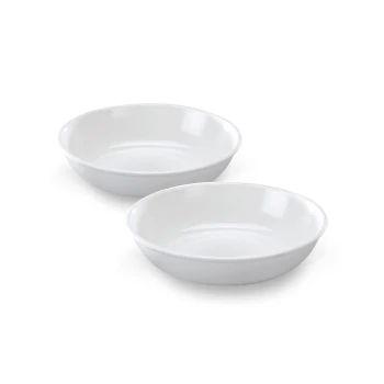 Zwei weiße Keramik-Tiernäpfe, flach und rund, nebeneinander auf einem weißen Hintergrund platziert.