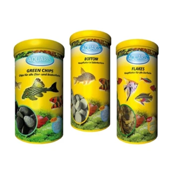 Drei zylindrische Aquaris-Fischfutterbehälter: "Grüne Chips", "Boden"-Tabletten und "Flakes", alle mit bunten Fischbildern auf gelbem Hintergrund.