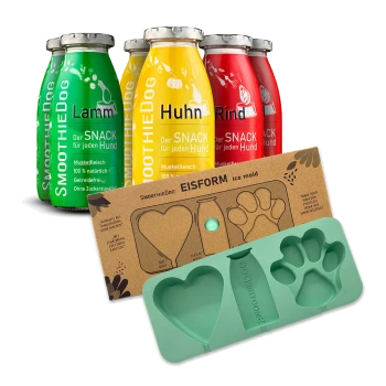 Vier bunte Flaschen mit Hundesnacks mit der Aufschrift "Huhn," "Rind," und "Lamm," neben einer grünen Silikon-Eisform in Form einer Pfote und eines Herzens.