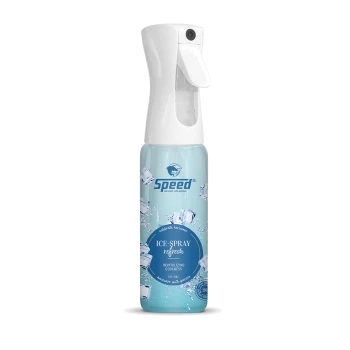 Eine Sprühflasche mit der Aufschrift "Speed Ice-Spray Refresh" in einem hellblauen Design, mit Eiswürfeln und dem Text "Revitalisierende Frische."