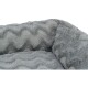 Weiches graues Hundebett mit welliger Textur, das aus plüschigem Stoff für Komfort besteht.
