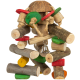 Buntes Holzspielzeug für Vögel, bestehend aus verschiedenen geformten Blöcken und Stämmen, mit einer Kokosnussschalenoberseite und einer kleinen Metallglocke.