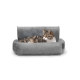Eine entspannte getigerte Katze liegt auf einem weichen, grauen Haustierbett mit einer hohen Rückenlehne und zeigt Komfort und Stil.