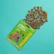 Emballage de friandises pour animaux de compagnie Edgard Cooper Bonbons avec des croquettes éparpillées, mettant en avant des chiens de dessin animé sur un fond vert vif.