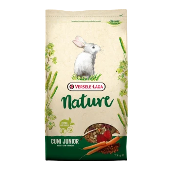 Een zak van 2,3 kg Versele-Laga Nature Cuni Junior konijnenvoer, met een konijnenillustratie en 'Extra Groenten' tekst.
