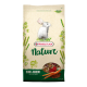 Un sac de 2,3 kg de nourriture pour lapins Versele-Laga Nature Cuni Junior, avec une illustration de lapin et le texte "Extra Vegetables".