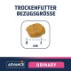 Bild eines Stücks Trockenfutter mit einem Lineal, das seine Größe zeigt, beschriftet mit "TROCKENFUTTER BEZUGSGRÖSSE" und "URINARY" am unteren Rand.