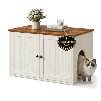 Weißer Haustierschrank mit Holzoberseite, Vase, Büchern und Kerze; Ragdoll-Katze lugt aus seitlicher Öffnung; Schild mit Aufschrift Snapsemble
