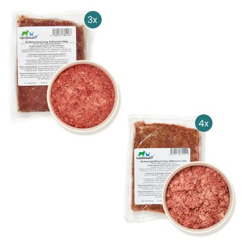 Zwei Pakete Haustierfutter beschriftet mit "Wildtierfutter" und "Rindermuskelfleisch Extra," mit einer Schüssel rohem Fleisch in der Mitte.