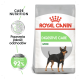 Torba karmy Royal Canin Digestive Care Mini z ilustracją czarno-podpalanej suczki, podkreślająca poprawę jakości stolca i 92% skuteczności.