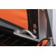 Nahaufnahme des Reißverschlusses und Rahmens einer Haustiertrage, mit einem orangefarbenen Stoffpanel, schwarzem Netz und silbernen Metallkomponenten.