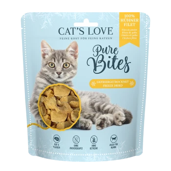 Niebieskie opakowanie Cat's Love Pure Bites z liofilizowanym filetem z kurczaka dla kotów z wizerunkiem szarego pręgowanego kota.