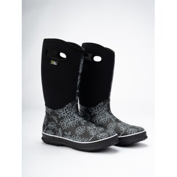 Schwarze Gummistiefel mit floralem Muster und strukturiertem Boden, mit Griffen für einfaches Anziehen, vor einem weißen Hintergrund präsentiert.