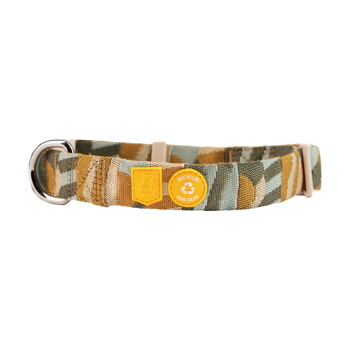 Grün-beige gemustertes Hundehalsband mit Metall-D-Ring und gelben Marken mit der Aufschrift Woolly Wolf und Recycled Dog Gear.