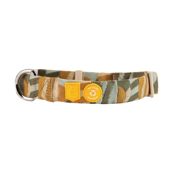 Grün-beige gemustertes Hundehalsband mit Metall-D-Ring und gelben Marken mit der Aufschrift Woolly Wolf und Recycled Dog Gear.