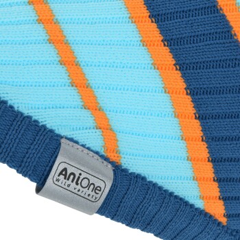 Close-up van een donkerblauw, lichtblauw en oranje gestreepte gebreide huisdierdeken met een label waarop 'AniOne Wild variety' staat