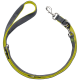 Eine graue und limonengrüne Hundeleine mit einem Metallclip, die einen gepolsterten Griff für Komfort bietet.