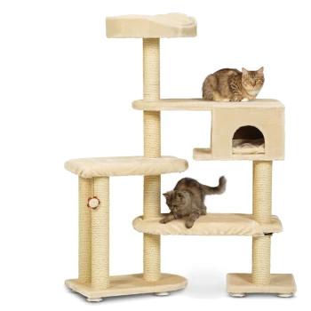 Ein beiger Katzenbaum mit mehreren Ebenen, mit zwei Katzen: eine sitzt auf der oberen Plattform und eine andere spielt auf einer unteren Ebene.
