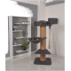 Ein moderner Katzenbaum mit zwei Katzen, eine auf einem oberen Platz und eine andere in einem hängenden Korb, neben einem stilvollen weißen Regal mit Pflanzen.