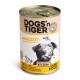 Dosen-Hundefutter "DOGS'n TIGER" zeigt einen schwarzen Hund mit einer Karotte. Etiketten lesen "MAHLZEIT! Huhn mit Karotte," "100% NATURAL," "67% Huhn."