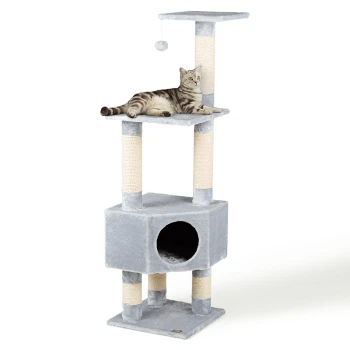 Europet Kratzbaum Classic-Eco Loonaa Ein grauer Katzenbaum mit zwei Plattformen, einem Kratzbaum und einem gemütlichen Versteck, auf dem eine Katze auf der obersten Ebene entspannt.