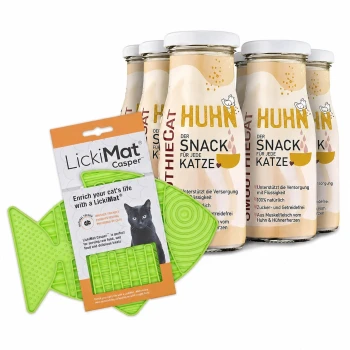 Ein Paket mit vier Flaschen "SmoothieCat" Hühnersnack für Katzen, beschriftet auf Deutsch, neben einer grünen LickiMat Casper zur Bereicherung der Katzenmahlzeiten.