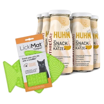 Ein Paket mit vier Flaschen "SmoothieCat" Hühnersnack für Katzen, beschriftet auf Deutsch, neben einer grünen LickiMat Casper zur Bereicherung der Katzenmahlzeiten.
