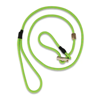 Grün-gelbe geflochtene Hundeleine mit schwarzen Verbindern und Metallverschluss vor schwarzem Hintergrund.