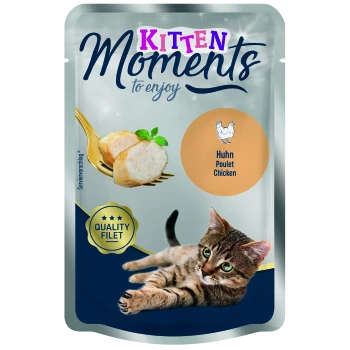 Beutel mit "Kitten Moments" Hühnerfilet Katzenfutter, mit einer Gabel mit zarten Hühnerstücken und einem verspielten Kätzchen, das daneben liegt.