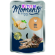 Beutel mit "Kitten Moments" Hühnerfilet Katzenfutter, mit einer Gabel mit zarten Hühnerstücken und einem verspielten Kätzchen, das daneben liegt.